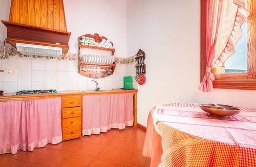 Cati House | Country House 'Vell' with Mountain View, Private Garden and Wi-Fi