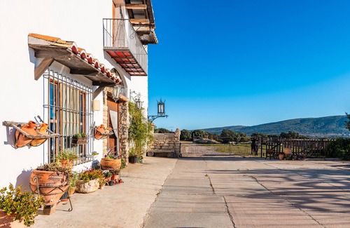 Cati House | Country House 'Vell' with Mountain View, Private Garden and Wi-Fi