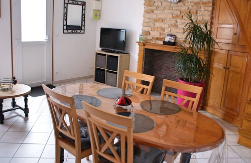 Toutencourt House | Country house with terrace and garden