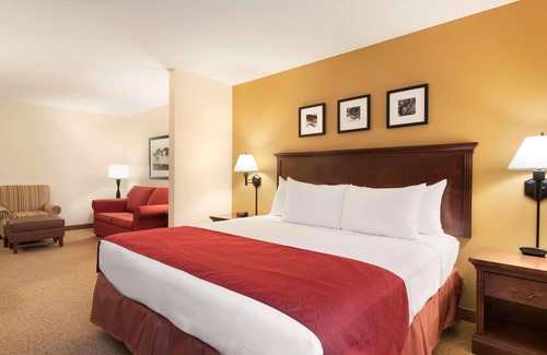 Cedar Rapids - Iowa City Hotel | Country Inn & Suites by Radisson, Cedar Rapids Airport, IA
