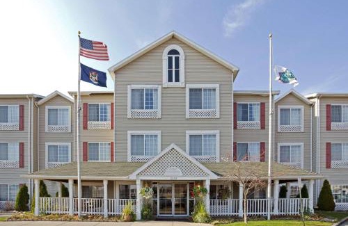 Forest Hills Hotel | Country Inn & Suites by Radisson, Grand Rapids Airport, MI