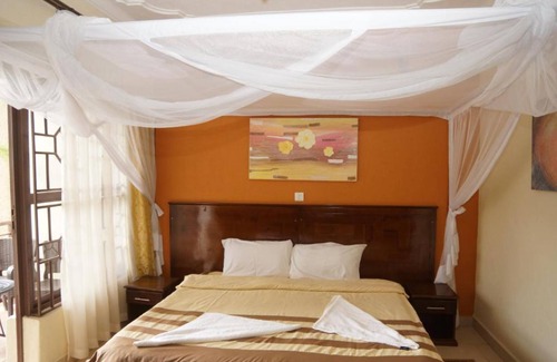 Entebbe Hotel | Country Lake Resort - Garuga