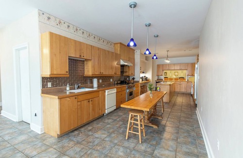 McNeill House | Country Retreat on private 40ac Lake. 250 acres.9 Bedrooms + 2 Dorms -Sleeps 43