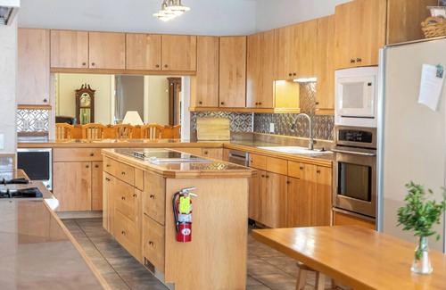 McNeill House | Country Retreat on private 40ac Lake. 250 acres.9 Bedrooms + 2 Dorms -Sleeps 43