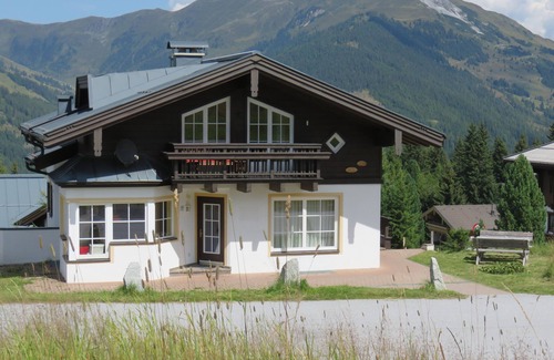 Hochkrimml Apartment | Country-style apartment with mountain views and close to the slopes in the Zille