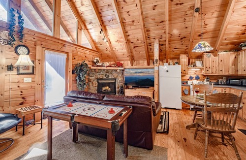 Sevierville Cabin | Couples Cabin! 5% Snr/Mltry Discount-Dollywood-Hot Tub-🐶 Friendly-Accessible