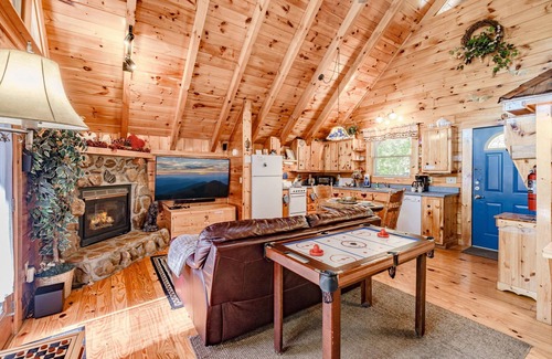 Sevierville Cabin | Couples Cabin! 5% Snr/Mltry Discount-Dollywood-Hot Tub-🐶 Friendly-Accessible