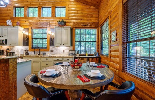 Broken Bow Cabin | Couples/Family Cabin/Fire Pit/4 Fireplaces/Hot Tub/Horseshoes Pit/Grill/Swings