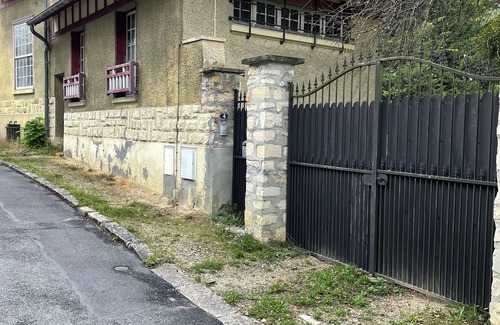 Marly-le-Roi Apartment | ★Couples Getaway★30 min drive from Paris★ Bright & Cozy Countryside Flat 1BD