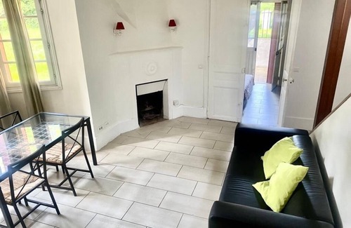 Marly-le-Roi Apartment | ★Couples Getaway★30 min drive from Paris★ Bright & Cozy Countryside Flat 1BD