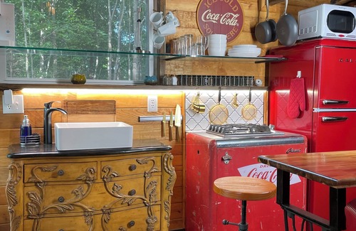 Adolphus Cottage | Couple’s Romantic Treehouse Getaway! Nashville, Bowing Green and Mammoth Cave