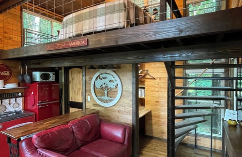Adolphus Cottage | Couple’s Romantic Treehouse Getaway! Nashville, Bowing Green and Mammoth Cave