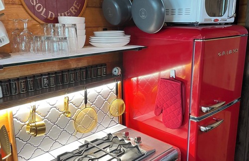 Adolphus Cottage | Couple’s Romantic Treehouse Getaway! Nashville, Bowing Green and Mammoth Cave