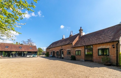Warbleton House | Court Lodge Oast - Five Bedroom House, Sleeps 11
