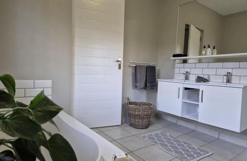 Hilton Villa | Courtleigh Cottage