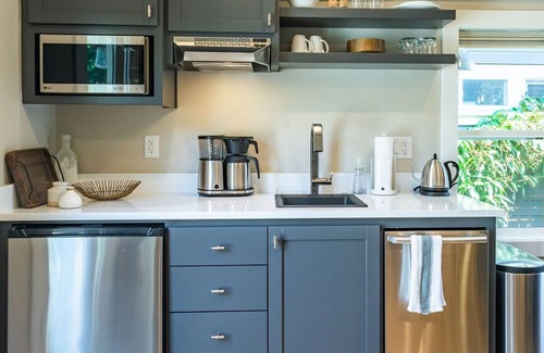 Historic Downtown District Cottage | Courtside Cottage - WalkScore 93 - Dog Friendly