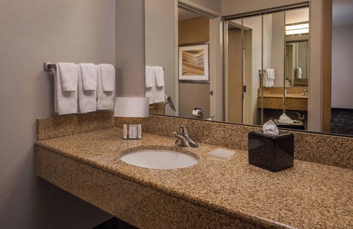 Potomac Falls Hotel | Courtyard by Marriott Dulles Town Center
