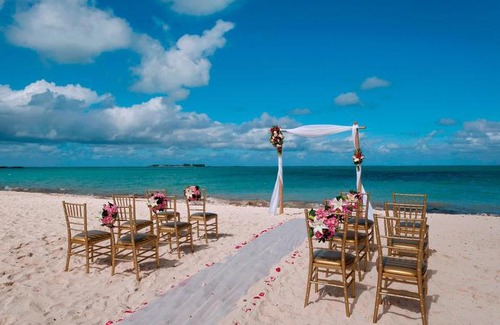 Downtown Nassau Resort | Courtyard by Marriott Nassau Downtown/Junkanoo Beach