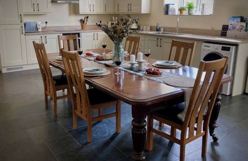 Milford Haven Cottage | Courtyard Cottage with hot tub and walled garden