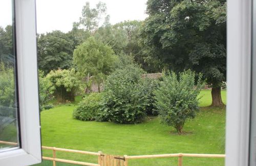 Milford Haven House | Courtyard Cottage with hot tub and walled garden