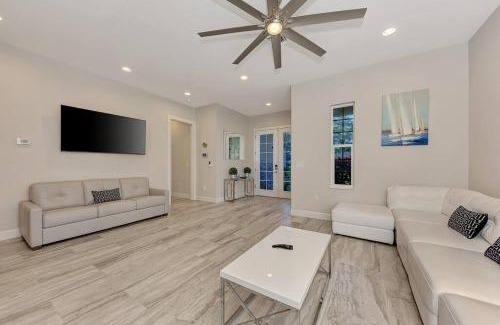 Gillespie Park House | Courtyard Home with Pool, Spa & Sauna close to Beach & City Center