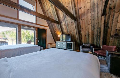 Thayerville House | Cove Creek Lodge 201 Poolside Double Queen Fireplace Room