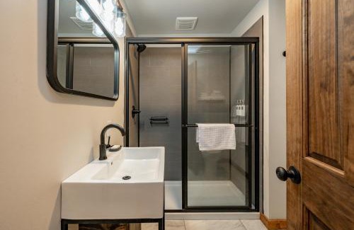 Thayerville House | Cove Creek Lodge 201 Poolside Double Queen Fireplace Room