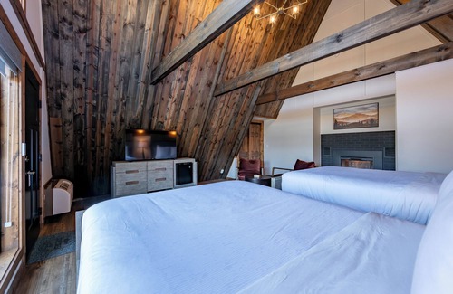 Thayerville Hotel | Cove Creek Lodge: 207 Standard Double Queen Fireplace Room