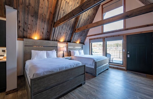 Thayerville Hotel | Cove Creek Lodge: 207 Standard Double Queen Fireplace Room