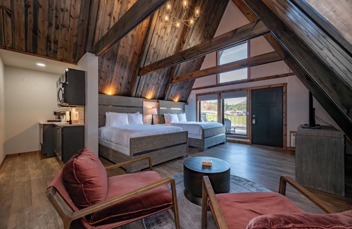 Thayerville Hotel | Cove Creek Lodge: 207 Standard Double Queen Fireplace Room