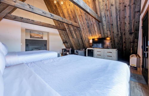 Thayerville Hotel | Cove Creek Lodge: 210 Standard Double Queen Fireplace Room