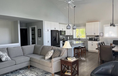 Skaneateles Apartment | Cove House-Private Waterfront Sleeps 9