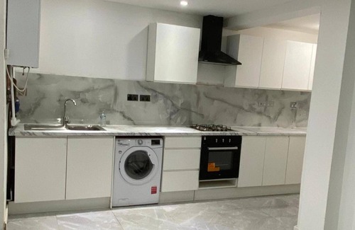 Wyken House | Coventry Stay - Sleeps 8, Free Parking & Wifi