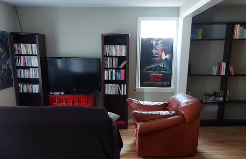Elmvale House | Cozy 1 Bdrm Apt 15 mins to Beach, Golf, Ski