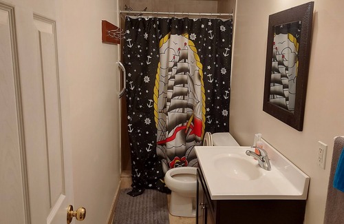Elmvale House | Cozy 1 Bdrm Apt 15 mins to Beach, Golf, Ski
