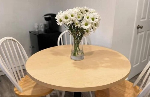 Columbia Heights Apartment | cozy 1-bed apartment with secure parking