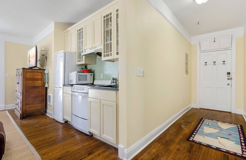 Westhampton Beach Apartment | Cozy 1-bedroom,sleeps 4, Apt on Main St in Westhampton Beach with WiFi, AC, Kit