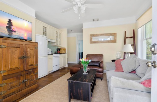 Westhampton Beach Apartment | Cozy 1-bedroom,sleeps 4, Apt on Main St in Westhampton Beach with WiFi, AC, Kit