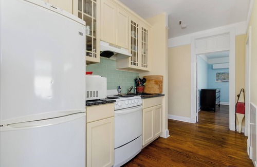Westhampton Beach Apartment | Cozy 1-bedroom,sleeps 4, Apt on Main St in Westhampton Beach with WiFi, AC, Kit