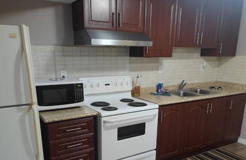 Brampton Apartment | Cozy 1-bedroom 1 bath basement with WiFi and AC in pleasant Brampton