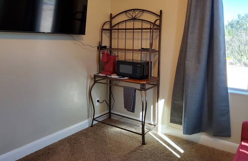 New Harmony House | Cozy 1 Bedroom, 1 sitting area. 1 full Bath Casita w/ beautiful mountain views.