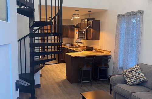 Livingston Apartment | Cozy 1-bedroom apartment with AC and WiFi above pottery studio in Livingston