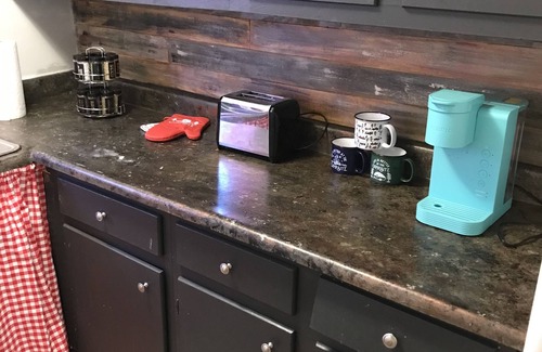 Byesville Apartment | Cozy 1 bedroom apartment ideal for long or short stays! Pet friendly w/side yard