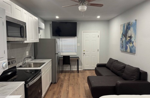 Dallas Apartment | Cozy 1-Bedroom Apartment-Studio converted from house garage. Wifi, washer/dryer.