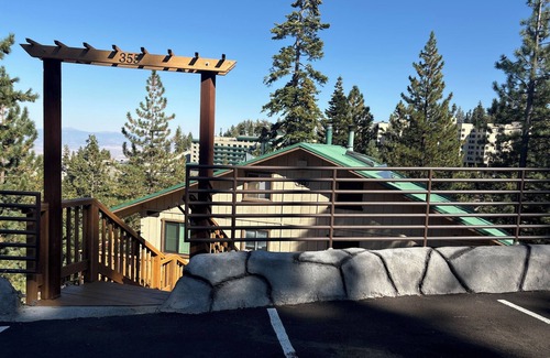 Tahoe Village Condo | Cozy 1-bedroom condo in terrific Stateline. Sleeps 2 adults plus two minors.