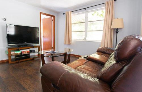 Jacksonville Beach House | Cozy 1 Bedroom Unit - 4 Blocks from Jax Beach Pier!