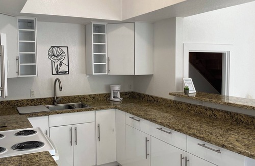 Bodden Town Apartment | Cozy 1-bedroom with WiFi and AC in charming Bodden Town