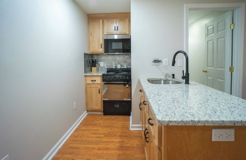 Center Apartment | Cozy 1-bedroom with WiFi, central air, in unit laundry in enjoyable Manchester