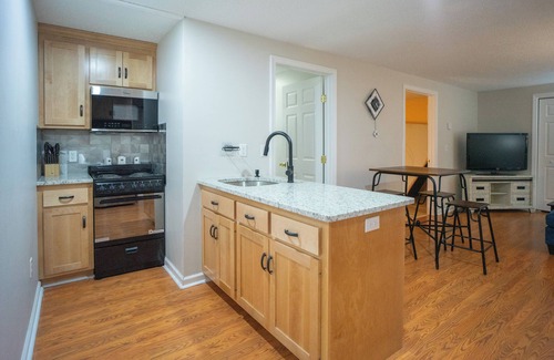 Center Apartment | Cozy 1-bedroom with WiFi, central air, in unit laundry in enjoyable Manchester