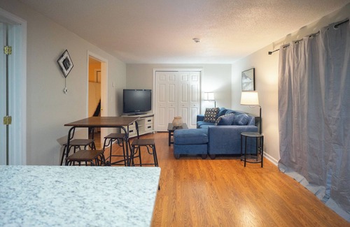 Center Apartment | Cozy 1-bedroom with WiFi, central air, in unit laundry in enjoyable Manchester